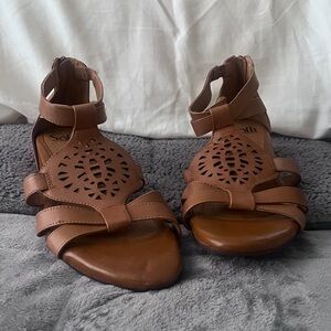 Sofft Women's Tan Cutout Sandals